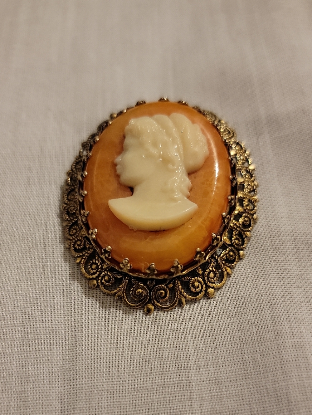 Vintage Victorian Cameo Brooch in Cream and Amber